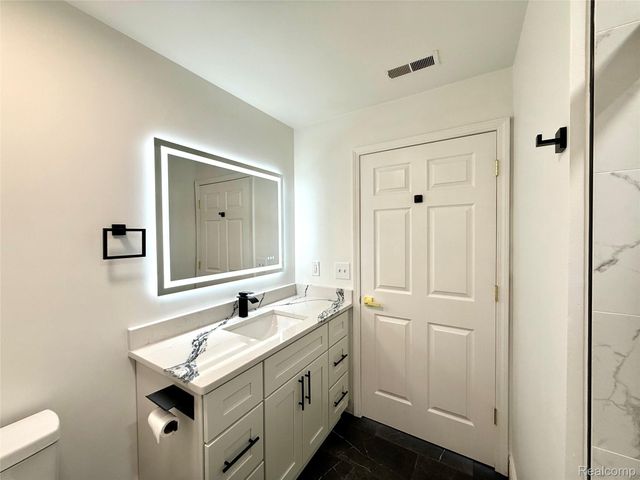 18107 Chesapeake Circle, Commerce Charter Township, MI 48390