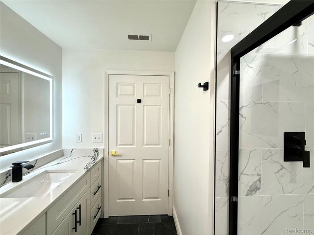 18107 Chesapeake Circle, Commerce Charter Township, MI 48390