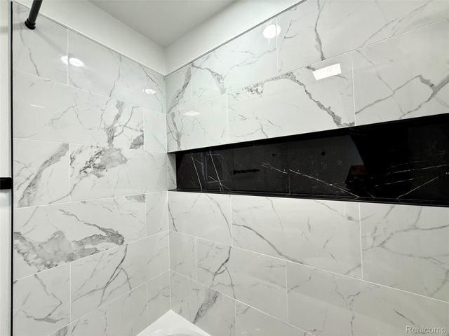 18107 Chesapeake Circle, Commerce Charter Township, MI 48390