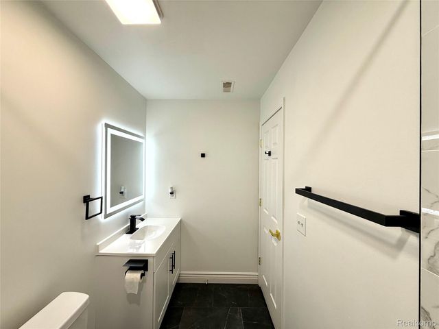 18107 Chesapeake Circle, Commerce Charter Township, MI 48390