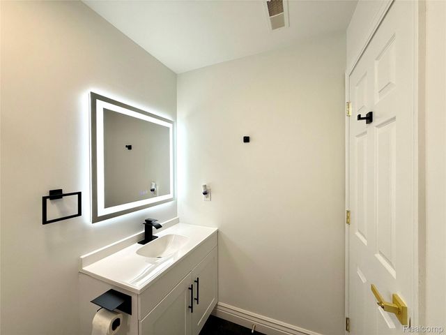18107 Chesapeake Circle, Commerce Charter Township, MI 48390