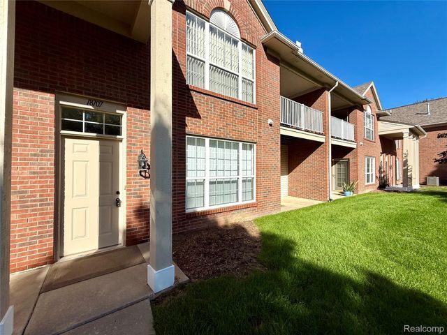 18107 Chesapeake Circle, Commerce Charter Township, MI 48390
