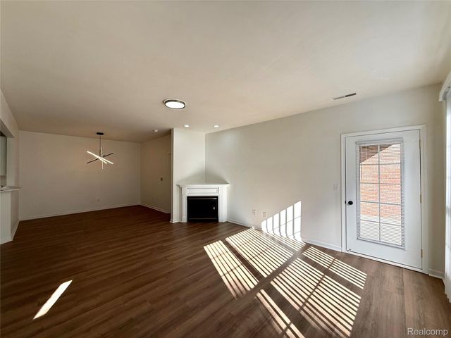 18107 Chesapeake Circle, Commerce Charter Township, MI 48390