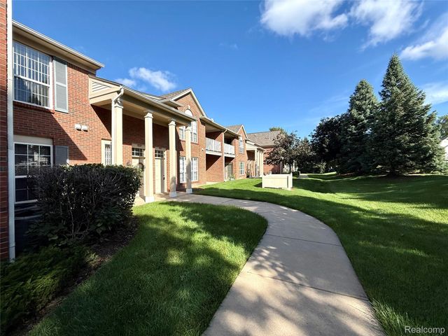 18107 Chesapeake Circle, Commerce Charter Township, MI 48390
