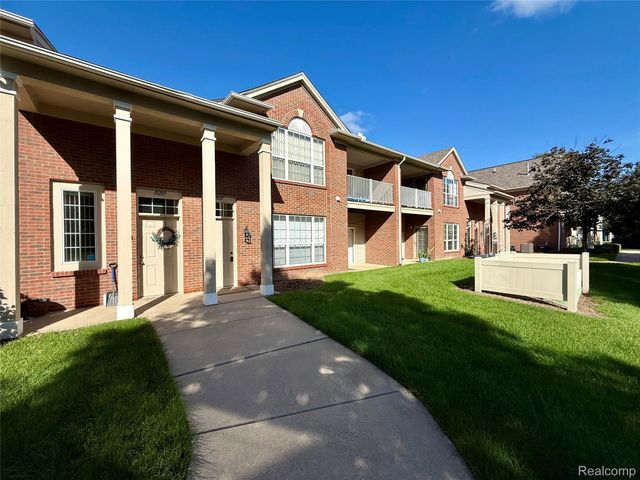 18107 Chesapeake Circle, Commerce Charter Township, MI 48390