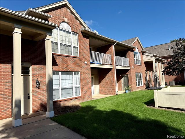 18107 Chesapeake Circle, Commerce Charter Township, MI 48390