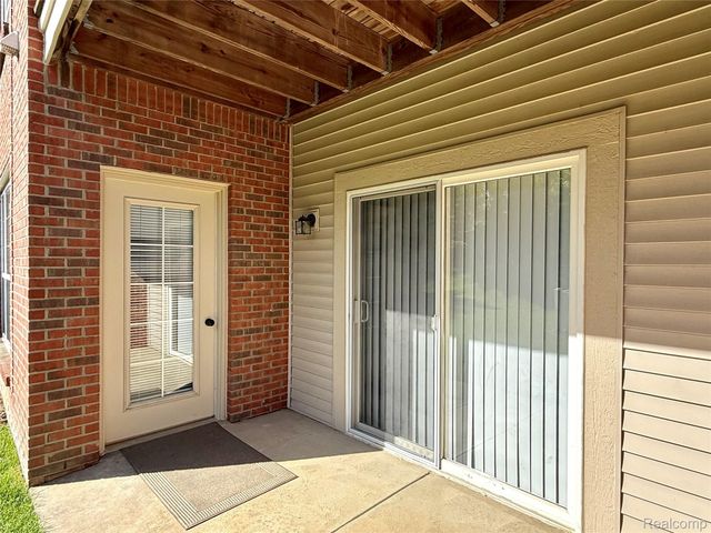 18107 Chesapeake Circle, Commerce Charter Township, MI 48390