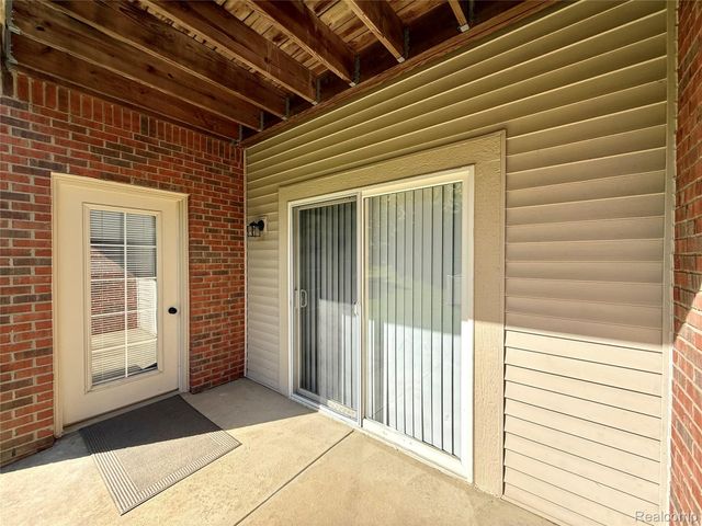 18107 Chesapeake Circle, Commerce Charter Township, MI 48390