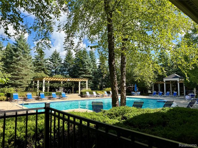 18107 Chesapeake Circle, Commerce Charter Township, MI 48390