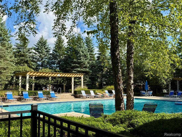 18107 Chesapeake Circle, Commerce Charter Township, MI 48390