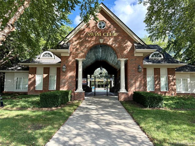 18107 Chesapeake Circle, Commerce Charter Township, MI 48390