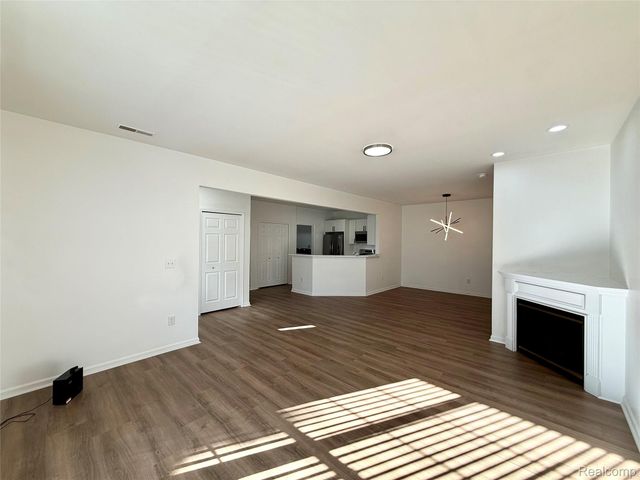 18107 Chesapeake Circle, Commerce Charter Township, MI 48390