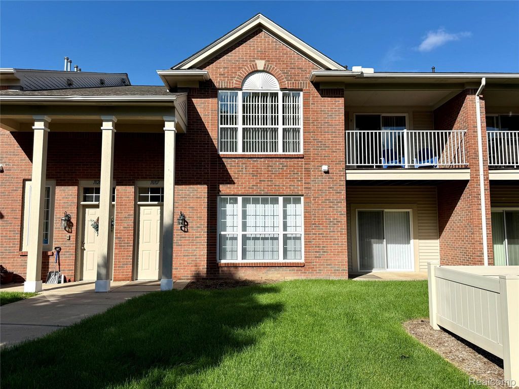 18107 Chesapeake Circle, Commerce Charter Township, MI 48390