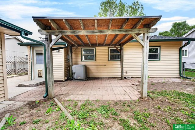 3030 S 38 Street, Omaha, NE 68105