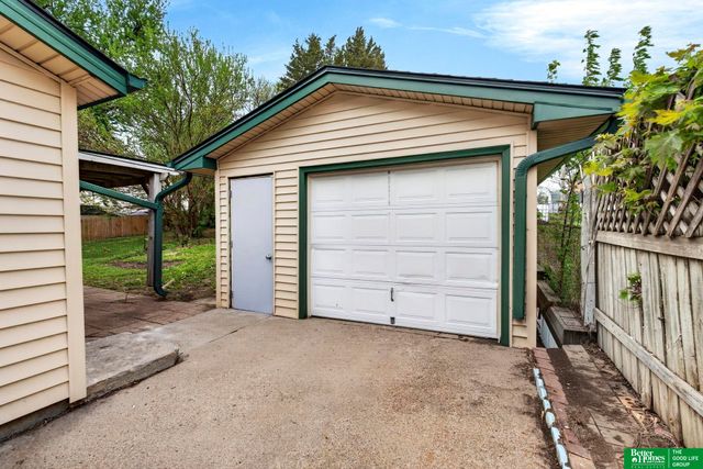 3030 S 38 Street, Omaha, NE 68105