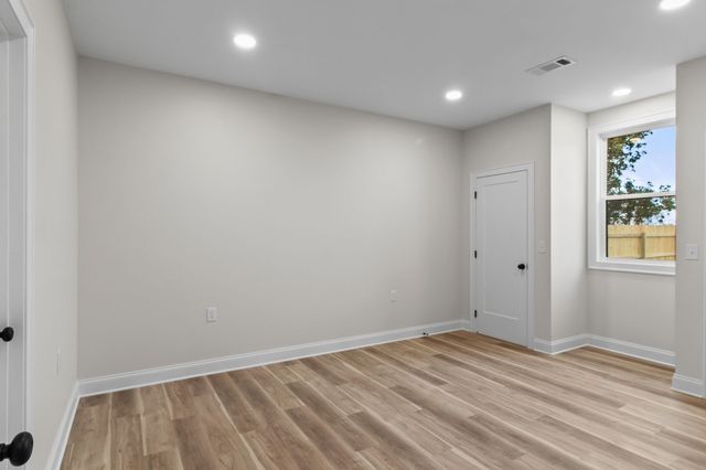 14 Warren St, Paris, TN 38242