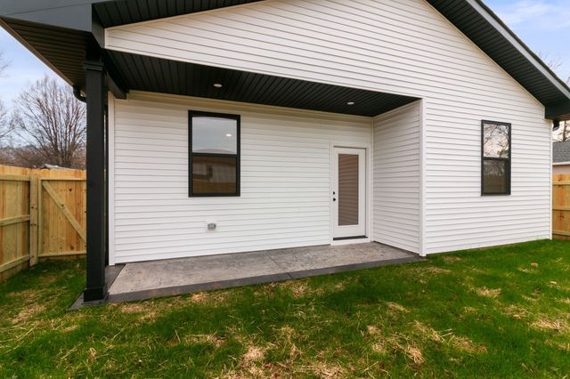 14 Warren St, Paris, TN 38242