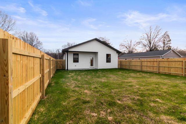 14 Warren St, Paris, TN 38242