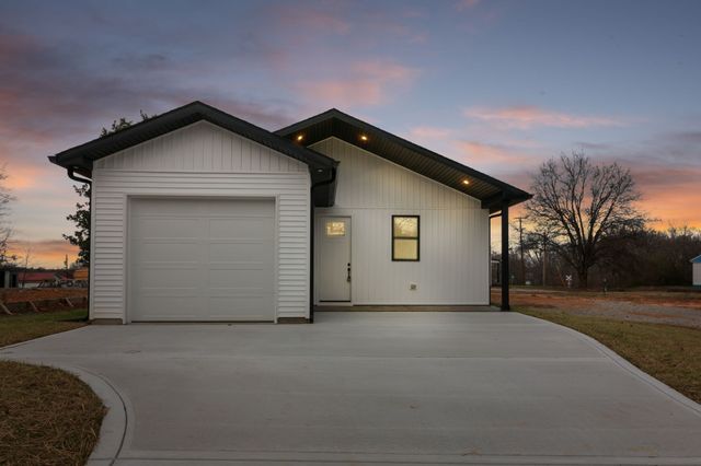 14 Warren St, Paris, TN 38242