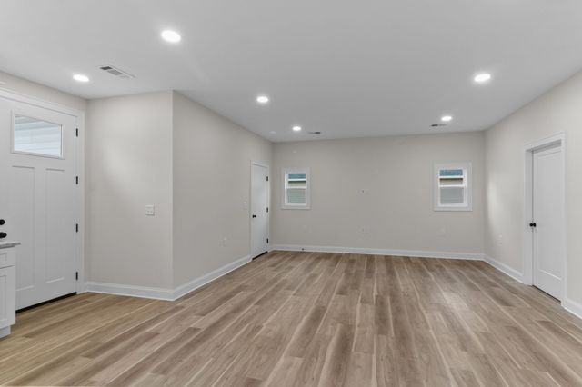 14 Warren St, Paris, TN 38242