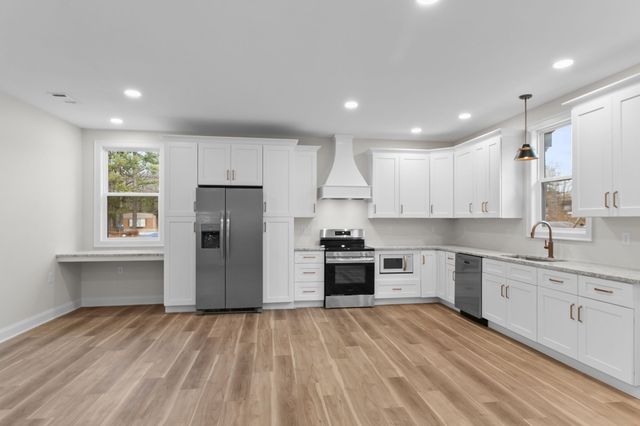 14 Warren St, Paris, TN 38242