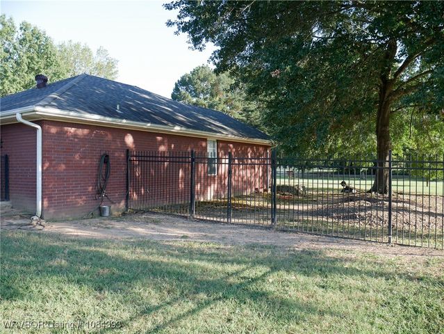 1702 Nixon Road, Lavaca, AR 72941