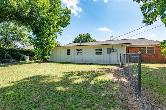 1762 N McCart Street, Stephenville, TX 76401