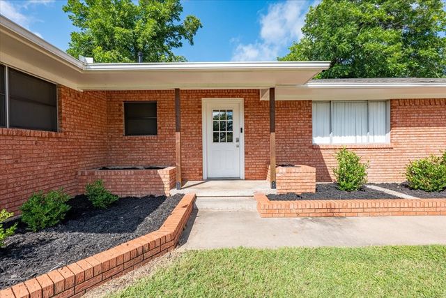 1762 N McCart Street, Stephenville, TX 76401