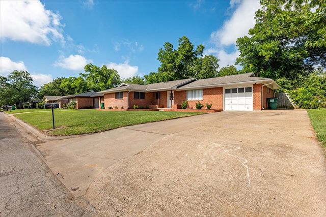 1762 N McCart Street, Stephenville, TX 76401