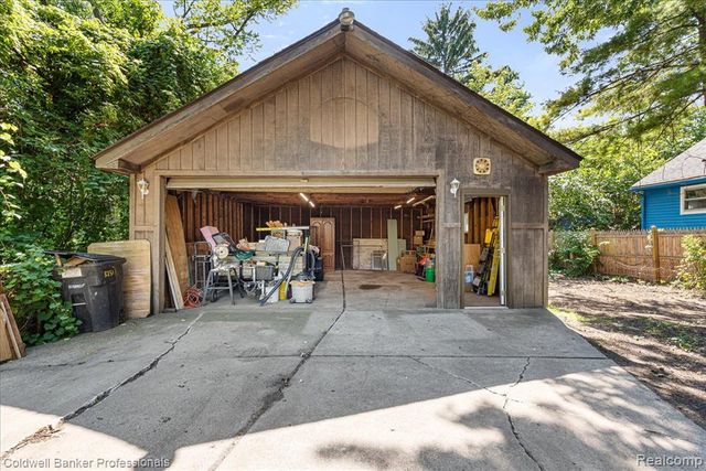 5251 Gateshead Street, Grosse Pointe, MI 48236