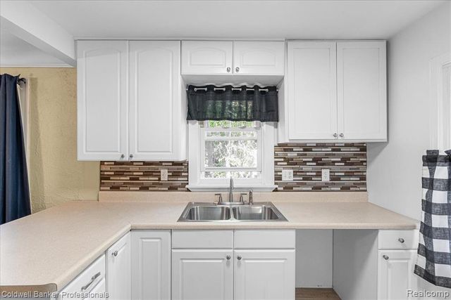 5251 Gateshead Street, Grosse Pointe, MI 48236