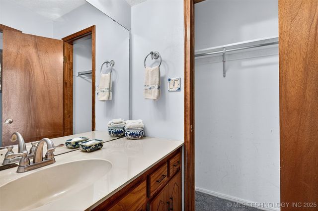 471 Rolling Wood Hills, Durant, OK 74701