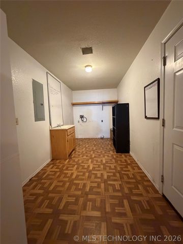 215 NE 7th Street, Checotah, OK 74426