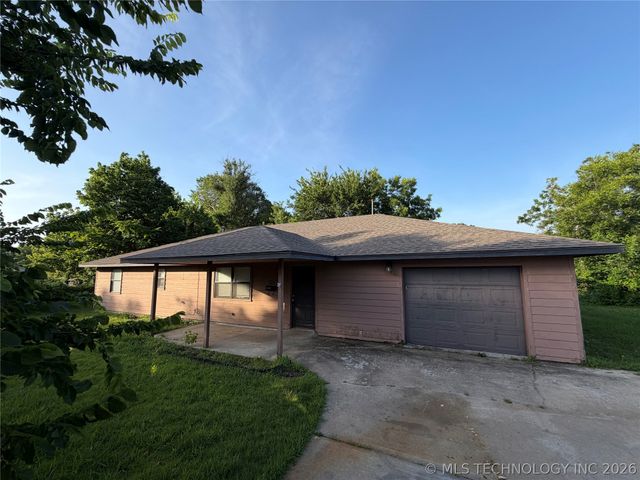 215 NE 7th Street, Checotah, OK 74426