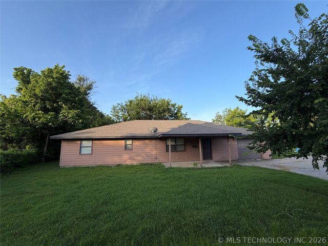 215 NE 7th Street, Checotah, OK 74426