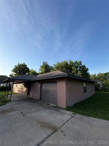 215 NE 7th Street, Checotah, OK 74426