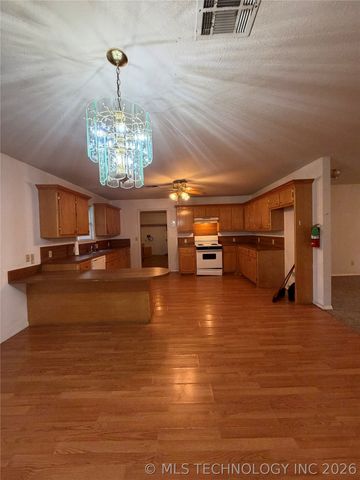 215 NE 7th Street, Checotah, OK 74426