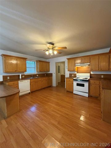 215 NE 7th Street, Checotah, OK 74426