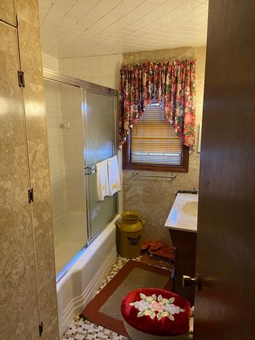 9 Walden Pond Ave, Saugus, MA 01906