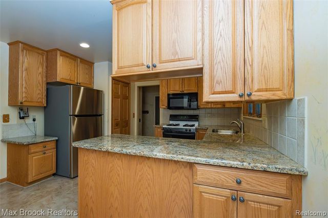 304 Paragon Drive, Troy, MI 48098