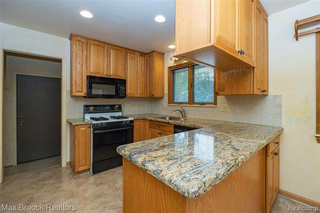 304 Paragon Drive, Troy, MI 48098