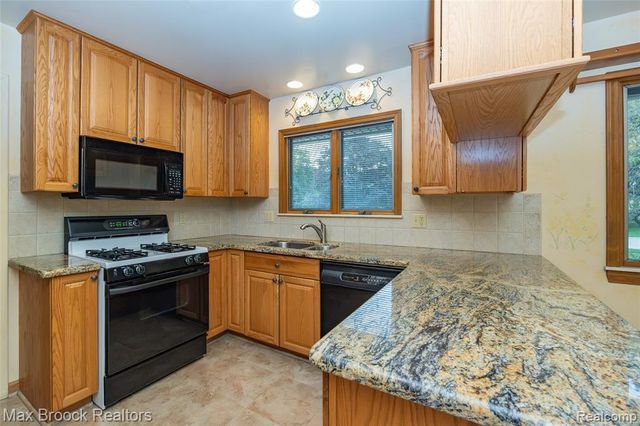 304 Paragon Drive, Troy, MI 48098