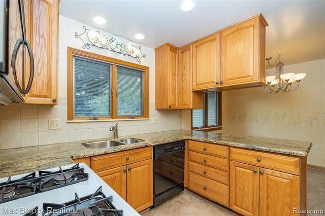 304 Paragon Drive, Troy, MI 48098