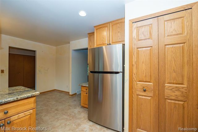 304 Paragon Drive, Troy, MI 48098