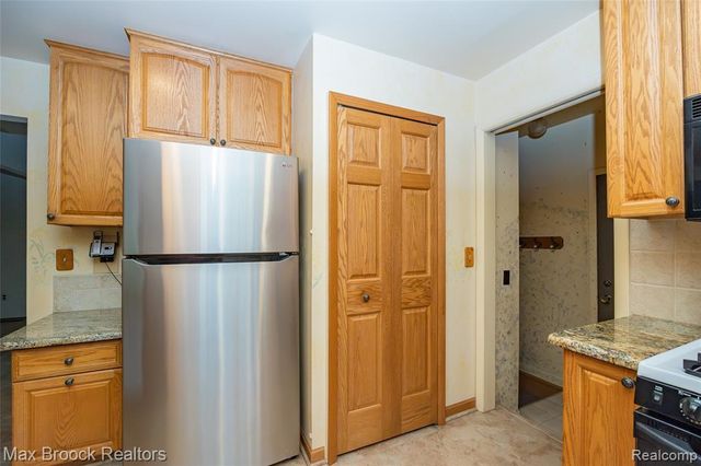 304 Paragon Drive, Troy, MI 48098