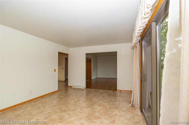 304 Paragon Drive, Troy, MI 48098