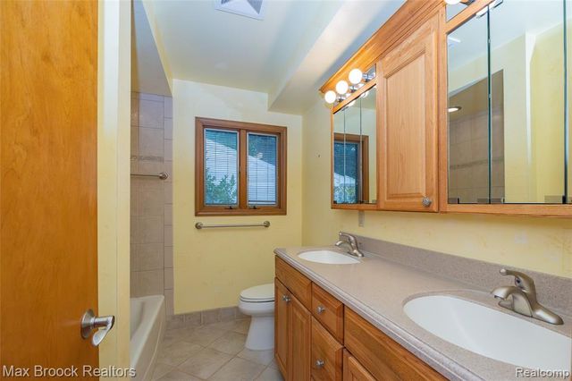 304 Paragon Drive, Troy, MI 48098