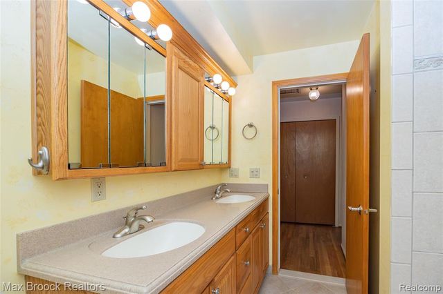 304 Paragon Drive, Troy, MI 48098