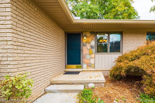 304 Paragon Drive, Troy, MI 48098