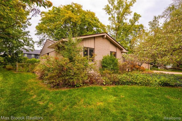 304 Paragon Drive, Troy, MI 48098